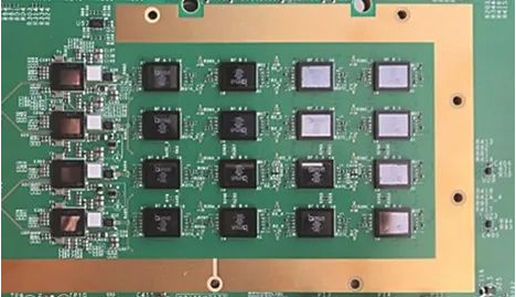 AiB256的组件一侧（16个波束成型器和4个毫米波上/下变频器）