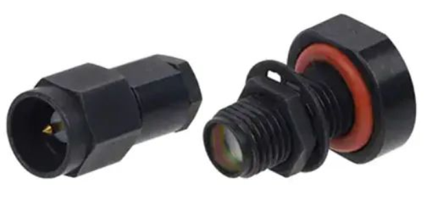 军用规格 SMA 公头电缆连接器（左）和母头穿板连接器（右）